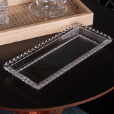 travessa de vidro com coração na mesa de cafe